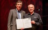 Jazzclub-Vorsitzender Peter Kiene (l.) nimmt den Preis „Applaus“ von Ministerialdirektor Günter Winands entgegen.