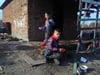Der Bad Saulgauer Verein BuKi möchte Kindern im rumänischen Cidreag eine Perspektive geben. Unsere beiden Fotos zeigen links Jungs im Roma-Slum. Das BuKi-Haus kümmert sich um Kinder wie diese und fördert sie. Dabei werden auch die alten Rollenklische