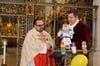 Zunftmeister Florian Siegle (r.) überreicht Pfarrer Gianfranco Loi zum Geburtstag die erste Schloßgeist-Puppe der Zunft.