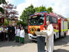  Pfarrer Matthias Reiner hat das neuen Feuerwehrfahrzeug von Lippach gesegnet.