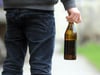 Ein Jugendlicher hält eine geöffnete Bierflasche in der Hand. Foto: Tobias Hase/Archiv