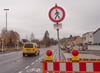 Ärgernis: Der gesperrte Gehweg in der Aulendorfer Poststraße sorgt für gefährliche Situationen.