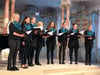 
Die Sängerinnen sind bei der Andacht in Rosna dabei.
