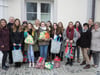  13 Realschülerinnen haben ihre „Tasche voll Weihnacht“ im Tafelladen Bad Wurzach übergeben.
