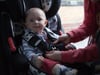 Hitze: Feuerwehr befreit Baby aus Auto