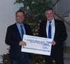  Zu Weihnachten gibt’s Geschenke. In Oberteuringen gehört dazu ein Spendenscheck in Höhe von 1500 Euro der Sparda-Bank Friedrichshafen. Von links: Bürgermeister Ralf Meßmer und Filialleiter Jürgen Balzer.