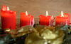  Alle vier Kerzen des Adventskranzes brennen.