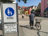 Nicht alle Fahrradfahrer verhalten sich in der Fußgängerzone in der Weingartener Innenstadt so vorbildlich, wie diese beiden.