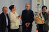 Die Schulleiterin Angelika Kuppetz überreichte OB Gerold Rechle die Wielandschulmünze. Mit ihnen freuen sich die Lehrer Rudolf Elsässer (links) und Andreas Wagner.