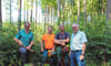 Förster Josef Jäckle (von links), die Waldarbeiter Michael Mau und Jörg Bissinger sowie Forstbetriebsleiter Volker Fiedler gehen gegen den Borkenkäfer vor.