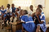 Die Grundschule im Bezirk Fako South in Kamerun wurde mithilfe von Spendengeldern gebaut. Wegen des Bürgerkriegs ruht der Betrieb mittlerweile. Die Spenden von „Helfen bringt Freude“ sollen für die Friedensarbeit verwendet werden.