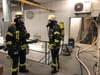 Brand an Gymnasium: Feuerwehr entfernt Tonnen an Pellets von Hand