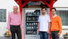 Reinhold, Markus und Bernd Stetter sind zufrieden, wie ihr Automat an Donauriedens Ortsrand ankommt.