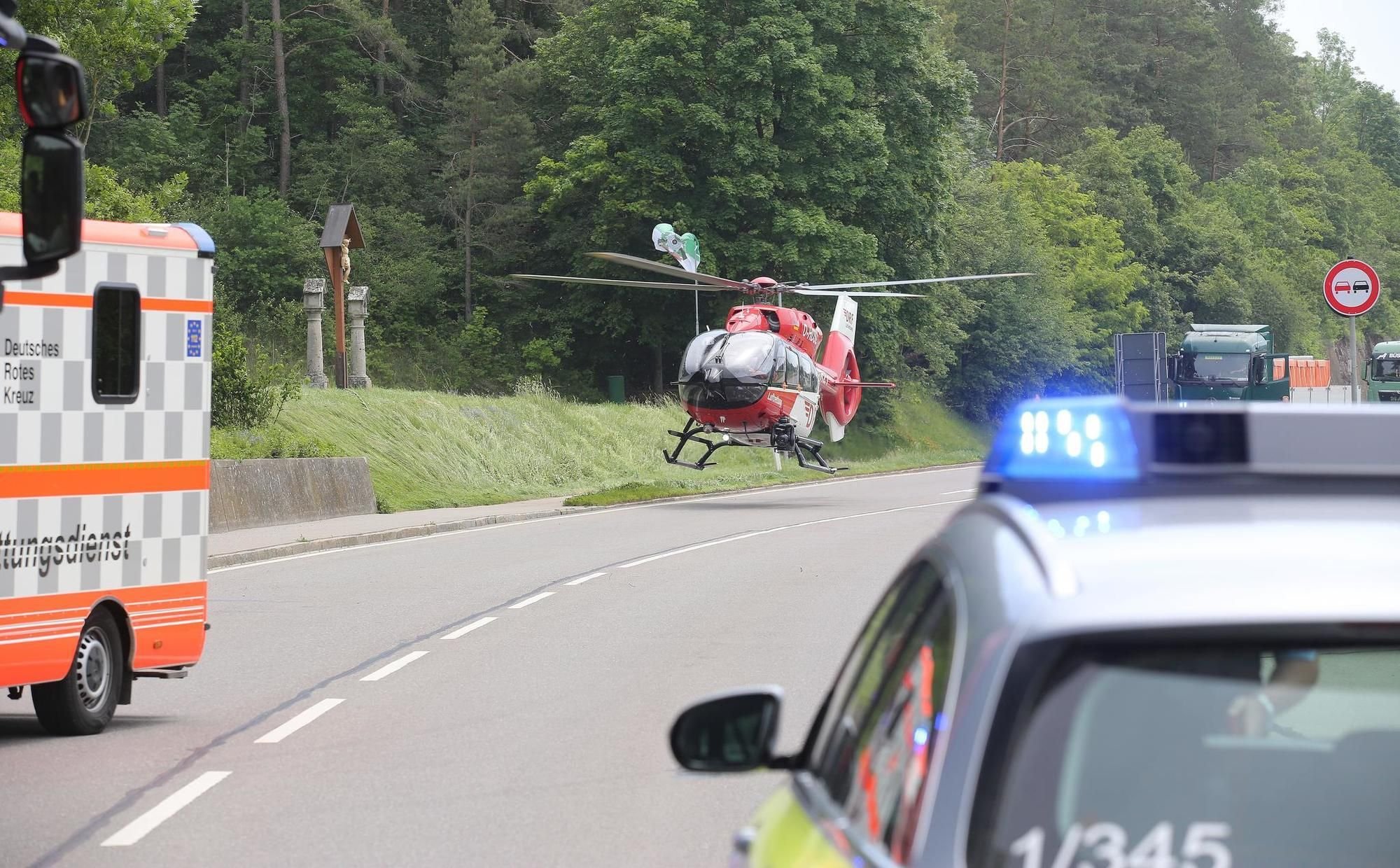 Schwerer Unfall Auf B312: Lastwagen Erfasst Fußgänger