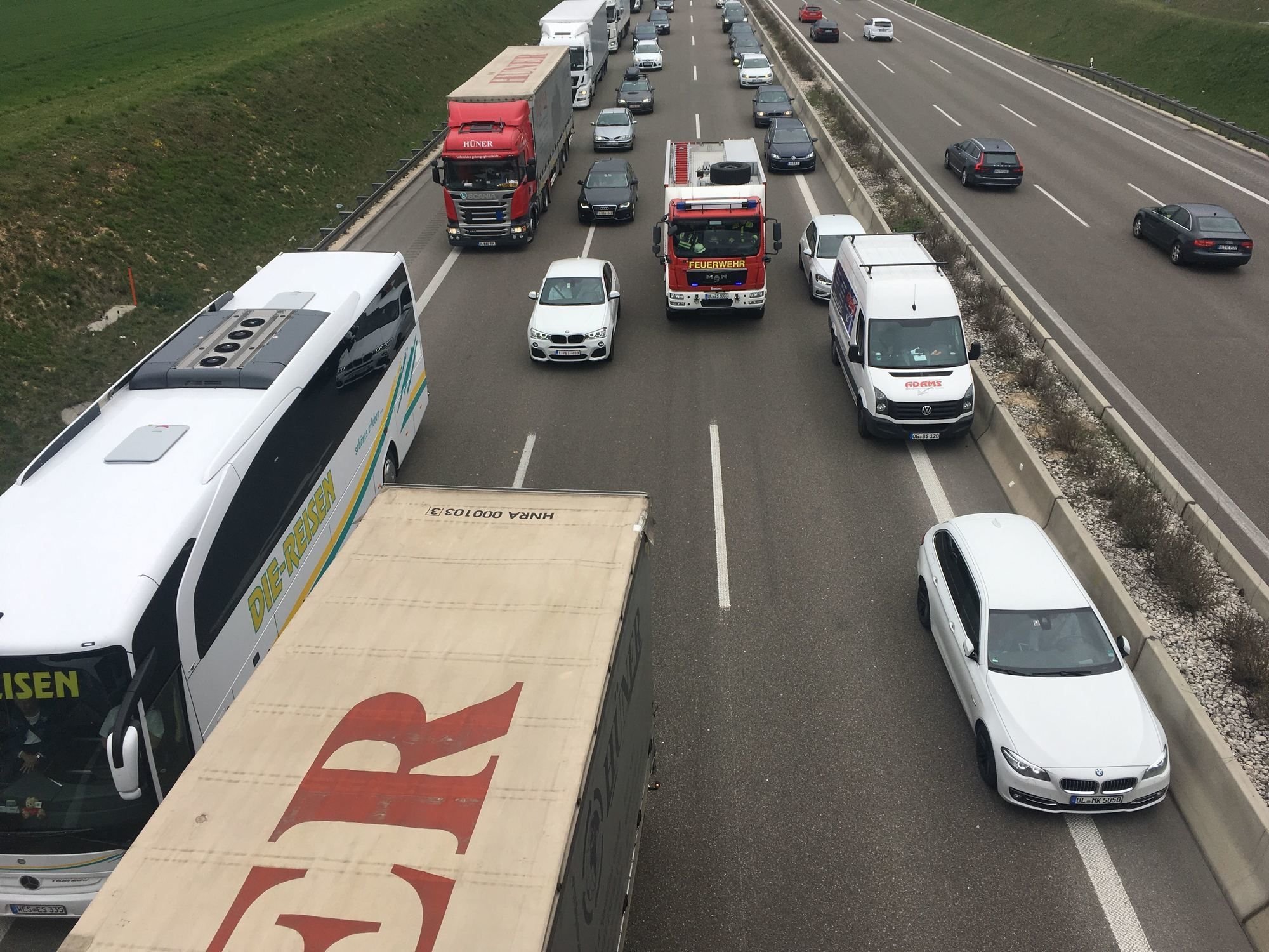 Sechs Verletzte Nach Unfall Mit Drei Fahrzeugen – Kilometerlanger Stau ...