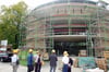  Noch ist das neue Globe-Theater in Schwäbisch Hall eingerüstet. Im Januar 2019 soll der Neubau fertig sein.