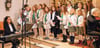 Auch die jüngsten Gesangsschülerinnen von Andrea Grözinger (am Piano) dürfen im Vokalensemble der Musikschule mitsingen, hier beim Gemeinschaftskonzert mit dem Streicherensemble St. Martin.