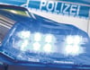  Eine Blaulicht leuchtet auf dem Dach eines Polizeiwagens.