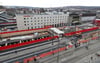  Auf der Decke der neuen Tiefgarage fährt ab kommenden Montag die Straßenbahn. Die Schienen und neuen Haltestelle befinden sich dann provisorisch zwischen den roten Bauzäunen.