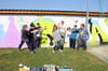 Sie wollen Farbe in die Stadt bringen: Die Jugendlichen aus Gammertingen, hier bei einem Graffiti-Workshop im Rahmen der Jugendkulturtage. Ihre Spraydosen richten sie symbolisch auf Susanne Grau (Mitte), die die Projekte der Jugendbeteiligung organisiert