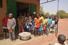  19 Kinder warten geduldig, bis sie etwas zu essen bekommen. Alltag in der Ferienzeit in Burkina Faso. Sind die Schulen zu, gibt es auch keine Verpflegung. Eine Ferienkantine könnte die Not lindern.
