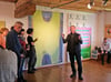 Detlef Fellrath – hier vor seinen Bildern – spricht zur Vernissage der Künstlergruppe „stARTup“ in der Mühle Oberteuringen.