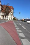  In der Umsetzung des Radwegekonzepts gehören die roten Markierungen (wie hier an der Abzweigung Max-Eyth-Straße/B30) zu den wenigen Maßnahmen, die sich bereits realisieren ließen.