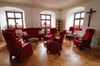  Der „rote Salon“ dient als Ruhe- und Rückzugsbereich.