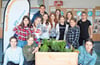 Große Freude beim Aufbau des Hochbeets inklusive Kräutergarten haben die Schüler der Parkschule in Kressbronn zusammen mit den Auszubildenden der Volksbank Friedrichshafen-Tettnang.