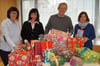  Verpacken die Geschenke (von links): Monika Winghart (Familientreff), Margitta Bohn, Rudi Wenzler und Familientreff-Leiterin Bettina Kumpfert-Moore.