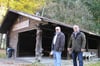 Manfred Saible (links) und Armin Christ kommen zu dem gleichen Urteil: Die alte Grillhütte kann nicht mehr renoviert werden.