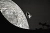  Kurz vor der Landung: Mondfähre und Kommandokapsel sind in dieser Szene noch verbunden. Weit weg leuchtet die Erde, und die Silhouette rechts zeigt den Projektor unter der Kuppel des Planetariums.