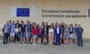
 Die Gruppe des Jugendlagers Federsee mit Dr. Thomas Wiedmann vor dem Berlaymont-Gebäude in Brüssel, dem Sitz der Europäischen Kommission.
