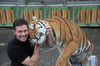  Das Bild zeigt Tierlehrer Alexander Lacey und seinen Tiger Kaschmir.