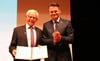  Glücklich, gerührt und stolz: Erich Straub (links) nahm aus den Händen von Bürgermeister Jörg Seibold die Urkunde entgegen, die ihn zum neuen Ehrenbürger der Stadt Blaubeuren ernennt.