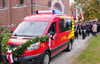 Mit Stolz erweisen die Männer der Fahnenabordnungen ihrer Feuerwehr mit dem neuen Mannschaftstransportwagen vor der Kirche St. Wendelin ihre Ehre.