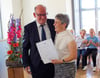  Der Vertreter des Staatlichen Schulamts Konstanz, Rektor Thomas Stingl, hatte die Urkunde für Margot Ulmer mitgebracht.