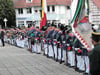  Die Historische Bürgerwehr Mittelbiberach bei der Abholung der Ehrengäste vor dem Rathaus.