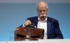 Dieter Zetsche, Vorstandsvorsitzender der Daimler AG, nimmt nach der Bilanzpressekonferenz des Unternehmens seine Tasche in die Hand: Er hinterlässt seinem Nachfolger nicht nur Gutes.