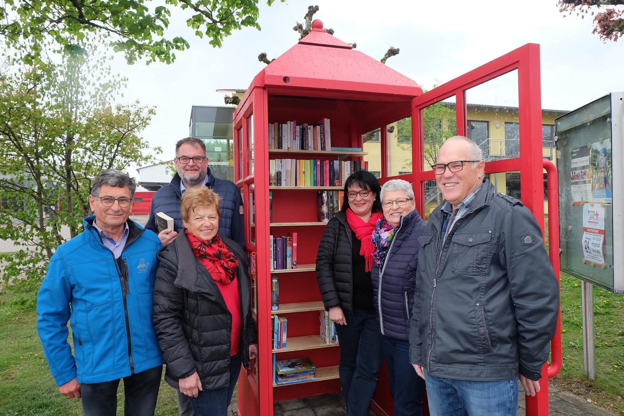 Horgenzell Bekommt Rote Bücher-Telefonzelle Im Englischen Stil