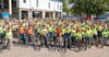 
Rund 150 Radler freuen sich vor dem Start zu beliebten OB-Radtour am Samstagnachmittag auf dem Romanshorner Platz. 
