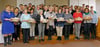  Die Dienstjubilare der Altenhilfe in der Stiftung beim Festabend in Schömberg mit ihren Führungskräften auf dem Gruppenfoto. Die Geehrten ab 20 Jahren erhielten auch einen Geschenkkorb.
