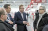  Im Gespräch (von links): Bernd Neidhart, Torsten Keller, Media-Markt-Chef Jörg Behrens und OB Gerold Noerenberg.