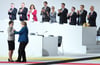 Am Ziel: Bundeskanzlerin Angela Merkel (unten, rechts) gratuliert der neuen CDU-Parteivorsitzenden Annegret Kramp-Karrenbauer, die sie als Nachfolgerin aufgebaut hat.