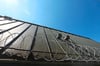 Stacheldraht gegen ungebetene Gäste: Ein Teil des Dachs des Balinger Eyachbads ist nach Vorfällen mit Spannern nun besonders geschützt. 