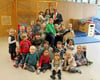  Silvia Münsch und Walter Braun im Kreise von Kindergartenkindern und ihrem neuen Holzpferd.