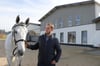 Florian Dolinschek mit Castell: Beide haben im Gammertinger Ortsteil Harthausen ein neues Zuhause gefunden. Darüber hinaus sind in der Reitsportanlage im Gewerbegebiet noch 26 weitere Pferde untergebracht.