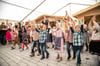 Die Kinder vom Kindergarten Schwalbennest in Oberessendorf haben mit Erzieherinnen einen Tanz aufgeführt.