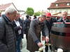  Zur Feier der Eröffnung eines neuen Marktes von Getränke Weber in Westhausen, stach Bürgermeister Markus Knoblauch das Bierfass an.