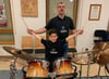 Claudio Lutz und sein Schlagzeuglehrer Hubert Müllerschön freuen sich über den Erfolg.